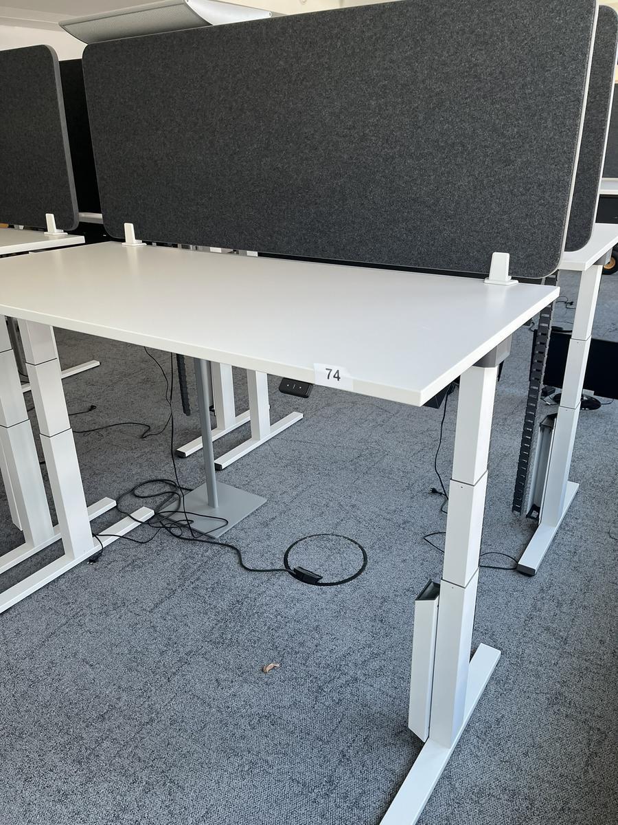 Sitz-,Steh-,Schreibtisch 160x80 cm , Steelcase elektrisch höhenverstellbar ca.65/120cm mit Sichtblende abnehmbar, Baujahr 2021