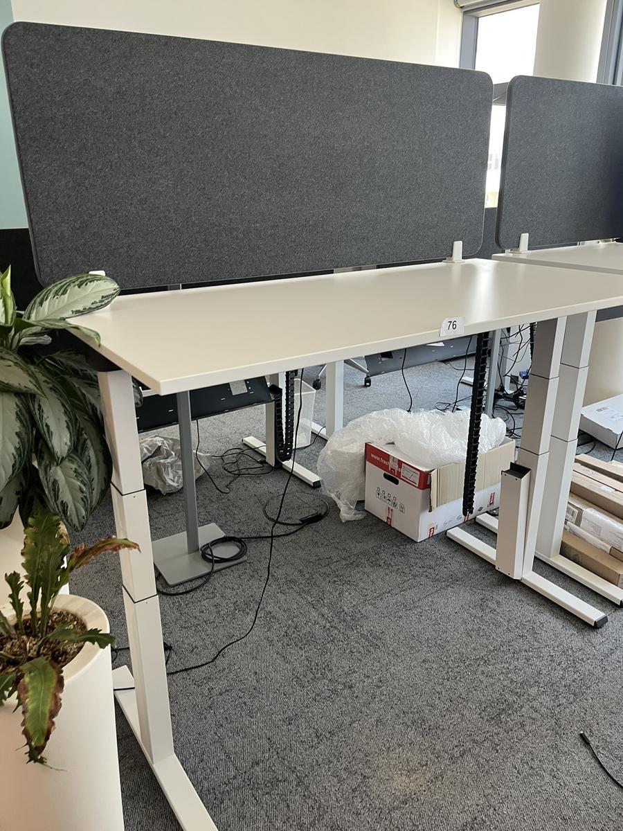 Sitz-,Steh-,Schreibtisch 160x80 cm , Steelcase elektrisch höhenverstellbar ca.65/120cm mit Sichtblende abnehmbar, Baujahr 2021