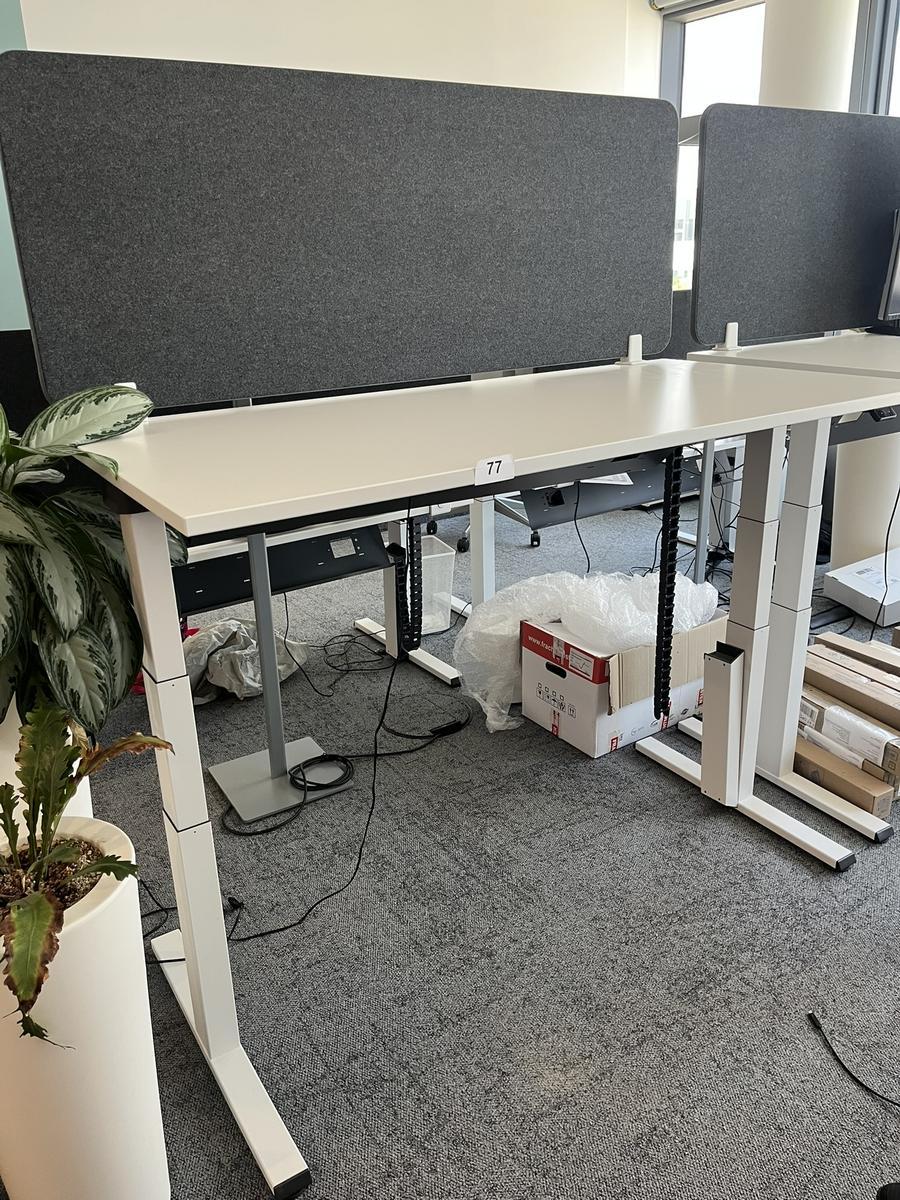 Sitz-,Steh-,Schreibtisch 160x80 cm , Steelcase elektrisch höhenverstellbar ca.65/120cm mit Sichtblende abnehmbar, Baujahr 2021