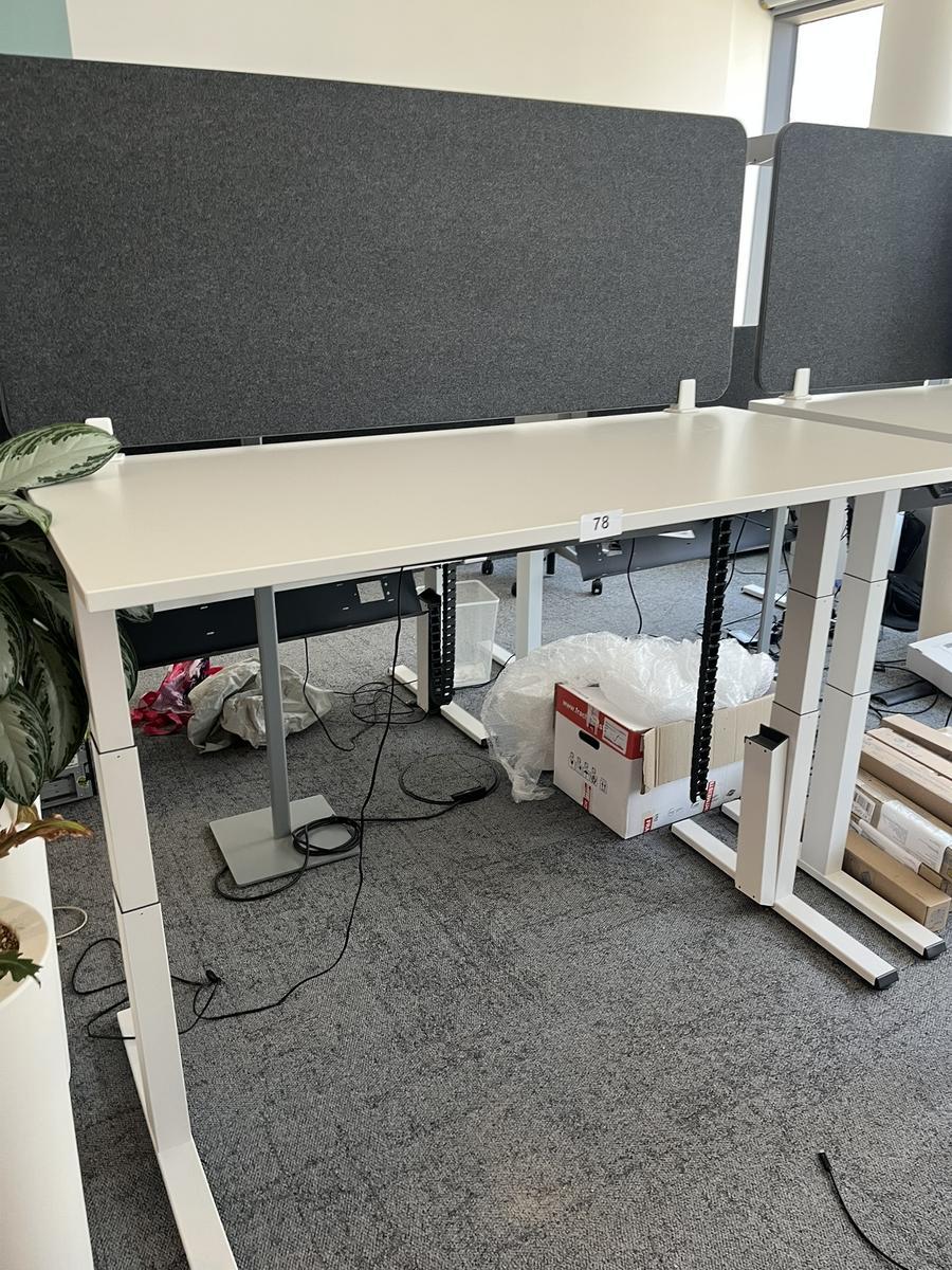 Sitz-,Steh-,Schreibtisch 160x80 cm , Steelcase elektrisch höhenverstellbar ca.65/120cm mit Sichtblende abnehmbar, Baujahr 2021