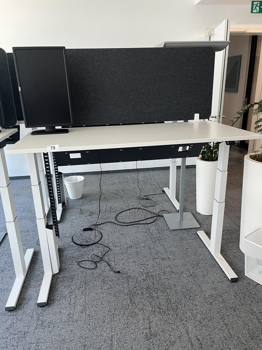 Sitz-,Steh-,Schreibtisch 160x80 cm , Steelcase elektrisch höhenverstellbar ca.65/120cm mit Sichtblende abnehmbar, Baujahr 2021