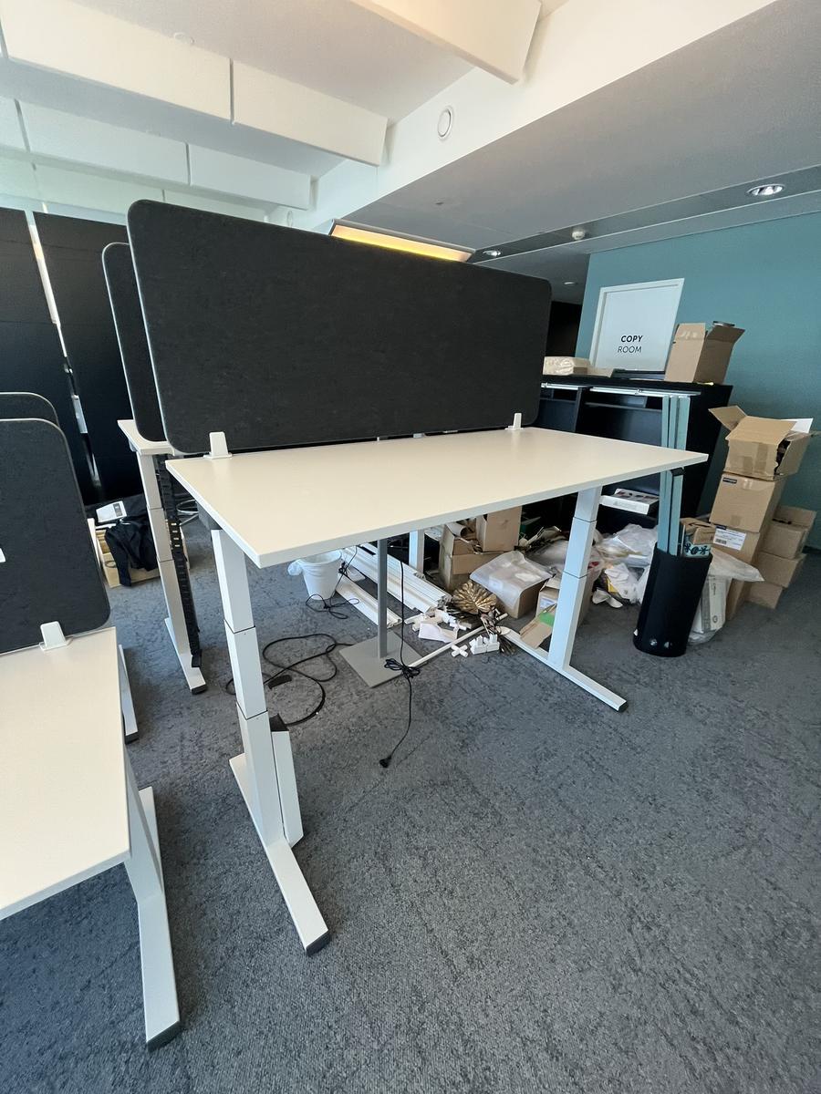 Sitz-,Steh-,Schreibtisch 160x80 cm , Steelcase elektrisch höhenverstellbar ca.65/120cm mit Sichtblende abnehmbar, Baujahr 2021