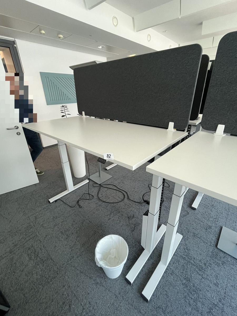 Sitz-,Steh-,Schreibtisch 160x80 cm , Steelcase elektrisch höhenverstellbar ca.65/120cm mit Sichtblende abnehmbar, Baujahr 2021