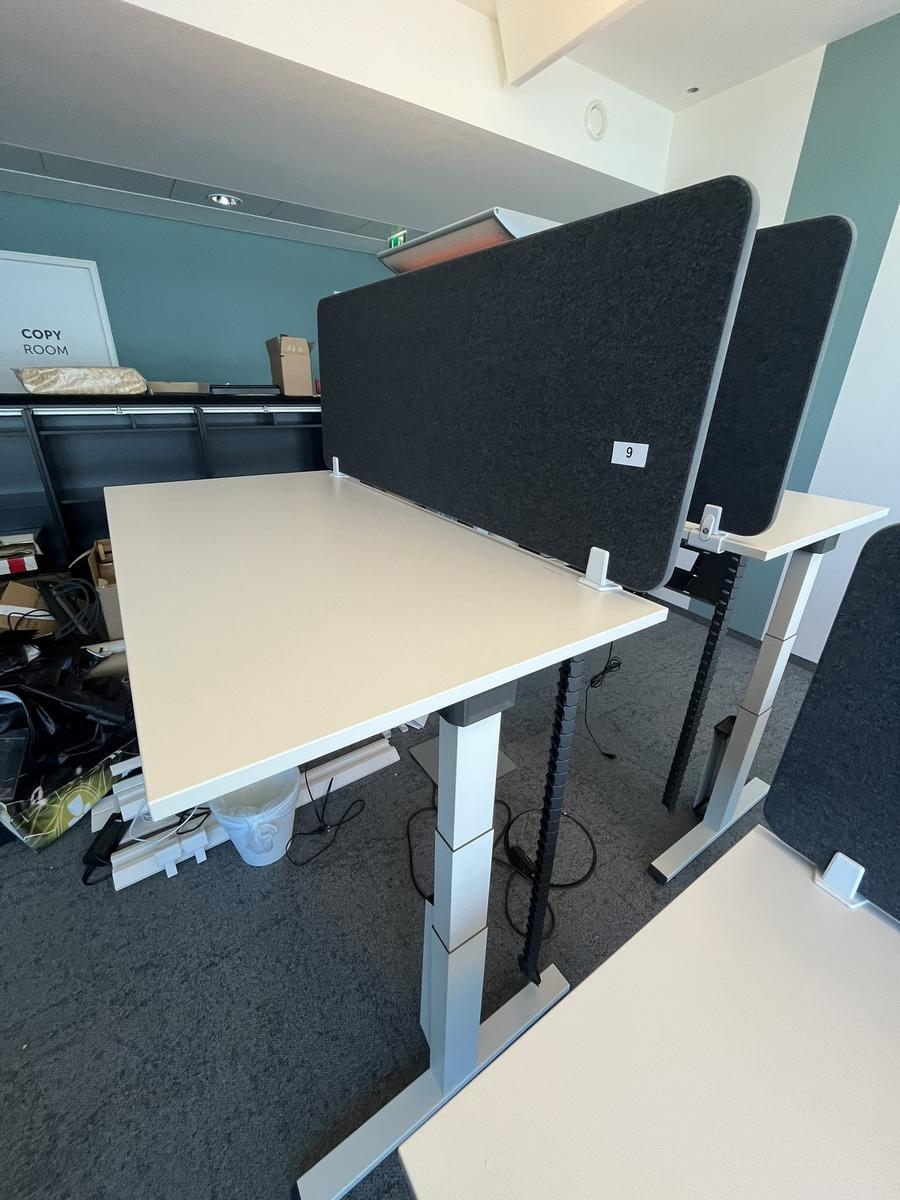Sitz-,Steh-,Schreibtisch 160x80 cm , Steelcase elektrisch höhenverstellbar ca.65/120cm mit Sichtblende abnehmbar, Baujahr 2021