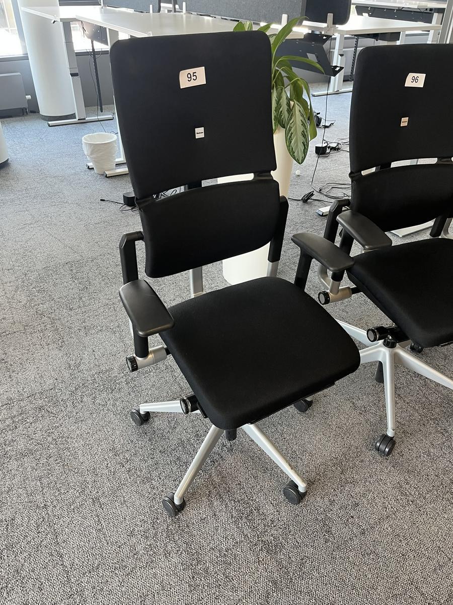 Steelcase Bürodrehstuhl anthrazit mit Armlehne höhenverstellbar?d=2025-05-14 02:59:42