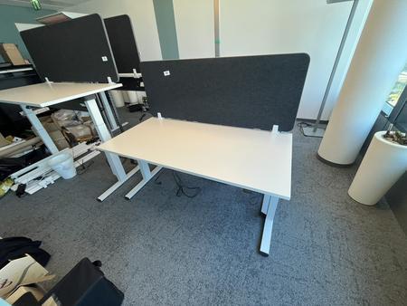 Sitz-,Steh-,Schreibtisch 160x80 cm , Steelcase elektrisch höhenverstellbar ca.65/120cm mit Sichtblende abnehmbar, Baujahr 2021 Sitz-,Steh-,Schreibtisch 160x80 cm , Steelcase elektrisch höhenverstellbar ca.65/120cm mit Sichtblende abnehmbar, Baujahr 2021