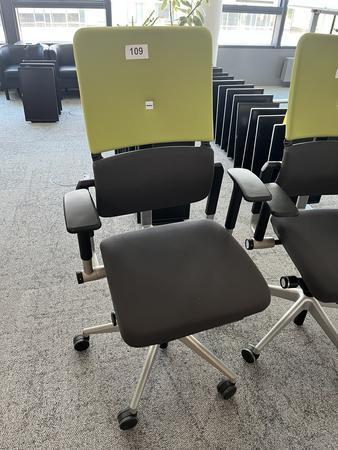 Steelcase Bürodrehstuhl mit Armlehne höhenverstellbar grün/schwarz Steelcase Bürodrehstuhl mit Armlehne höhenverstellbar grün/schwarz