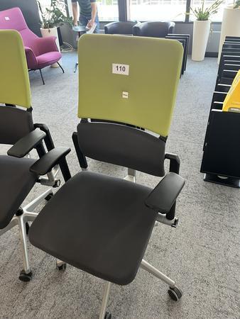 Steelcase Bürodrehstuhl mit Armlehne höhenverstellbar grün/schwarz Steelcase Bürodrehstuhl mit Armlehne höhenverstellbar grün/schwarz
