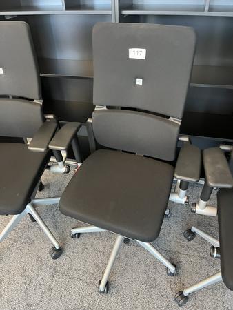 Steelcase Bürodrehstuhl anthrazit mit Armlehne höhenverstellbar Steelcase Bürodrehstuhl anthrazit mit Armlehne höhenverstellbar