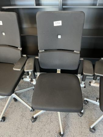Steelcase Bürodrehstuhl anthrazit mit Armlehne höhenverstellbar Steelcase Bürodrehstuhl anthrazit mit Armlehne höhenverstellbar