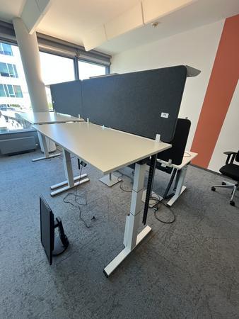 Sitz-,Steh-,Schreibtisch 160x80 cm , Steelcase elektrisch höhenverstellbar ca.65/120cm mit Sichtblende abnehmbar, Baujahr 2021 Sitz-,Steh-,Schreibtisch 160x80 cm , Steelcase elektrisch höhenverstellbar ca.65/120cm mit Sichtblende abnehmbar, Baujahr 2021