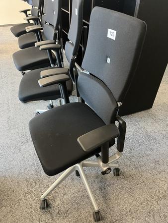 Steelcase Bürodrehstuhl mit Armlehne höhenverstellbar grün/schwarz Steelcase Bürodrehstuhl mit Armlehne höhenverstellbar grün/schwarz