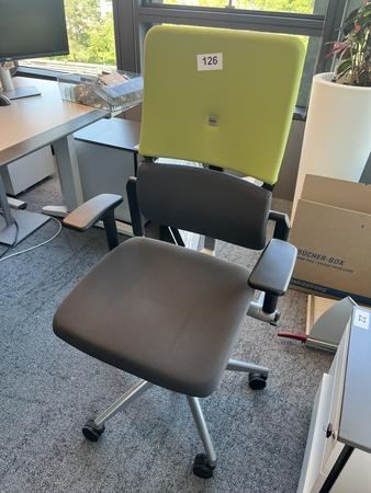 Steelcase Bürodrehstuhl mit Armlehne höhenverstellbar grün/schwarz Steelcase Bürodrehstuhl mit Armlehne höhenverstellbar grün/schwarz