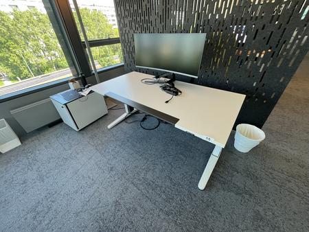 Sitz-,Steh-,Schreibtisch 160x80 cm , Steelcase elektrisch höhenverstellbar ca.65/120cm mit Sichtblende abnehmbar, Baujahr 2021 Sitz-,Steh-,Schreibtisch 160x80 cm , Steelcase elektrisch höhenverstellbar ca.65/120cm mit Sichtblende abnehmbar, Baujahr 2021