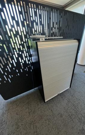 Steelcase Aktenschrank mit Rollen und Rolladen ca.80/50/130 cm Steelcase Aktenschrank mit Rollen und Rolladen ca.80/50/130 cm