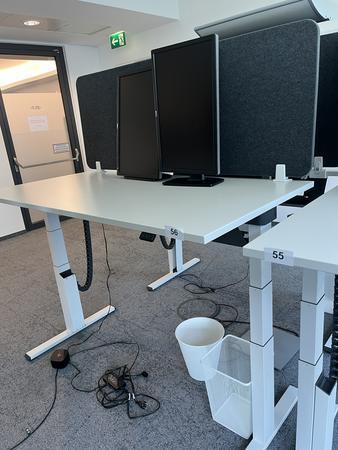 Sitz-,Steh-,Schreibtisch 160x80 cm , Steelcase elektrisch höhenverstellbar ca.65/120cm mit Sichtblende abnehmbar, Baujahr 2021 Sitz-,Steh-,Schreibtisch 160x80 cm , Steelcase elektrisch höhenverstellbar ca.65/120cm mit Sichtblende abnehmbar, Baujahr 2021