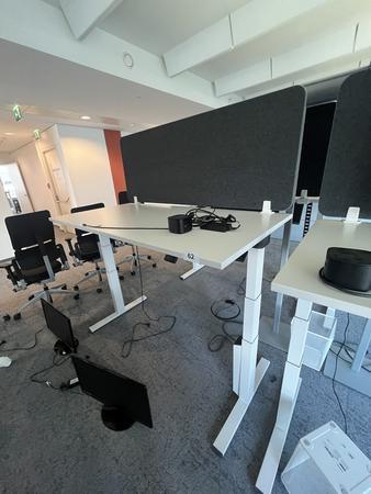 Sitz-,Steh-,Schreibtisch 160x80 cm , Steelcase elektrisch höhenverstellbar ca.65/120cm mit Sichtblende abnehmbar, Baujahr 2021 Sitz-,Steh-,Schreibtisch 160x80 cm , Steelcase elektrisch höhenverstellbar ca.65/120cm mit Sichtblende abnehmbar, Baujahr 2021
