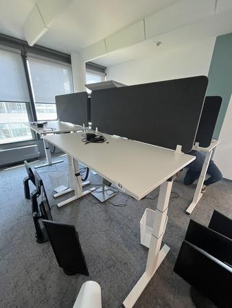 Sitz-,Steh-,Schreibtisch 160x80 cm , Steelcase elektrisch höhenverstellbar ca.65/120cm mit Sichtblende abnehmbar, Baujahr 2021 Sitz-,Steh-,Schreibtisch 160x80 cm , Steelcase elektrisch höhenverstellbar ca.65/120cm mit Sichtblende abnehmbar, Baujahr 2021