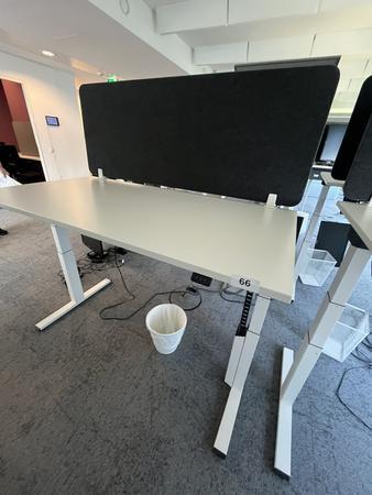 Sitz-,Steh-,Schreibtisch 160x80 cm , Steelcase elektrisch höhenverstellbar ca.65/120cm mit Sichtblende abnehmbar, Baujahr 2021 Sitz-,Steh-,Schreibtisch 160x80 cm , Steelcase elektrisch höhenverstellbar ca.65/120cm mit Sichtblende abnehmbar, Baujahr 2021