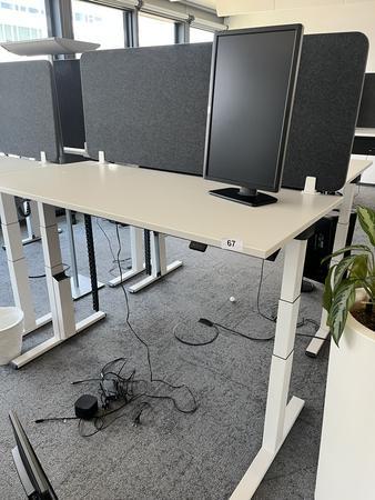 Sitz-,Steh-,Schreibtisch 160x80 cm , Steelcase elektrisch höhenverstellbar ca.65/120cm mit Sichtblende abnehmbar, Baujahr 2021 Sitz-,Steh-,Schreibtisch 160x80 cm , Steelcase elektrisch höhenverstellbar ca.65/120cm mit Sichtblende abnehmbar, Baujahr 2021