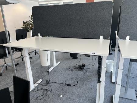 Sitz-,Steh-,Schreibtisch 160x80 cm , Steelcase elektrisch höhenverstellbar ca.65/120cm mit Sichtblende abnehmbar, Baujahr 2021 Sitz-,Steh-,Schreibtisch 160x80 cm , Steelcase elektrisch höhenverstellbar ca.65/120cm mit Sichtblende abnehmbar, Baujahr 2021