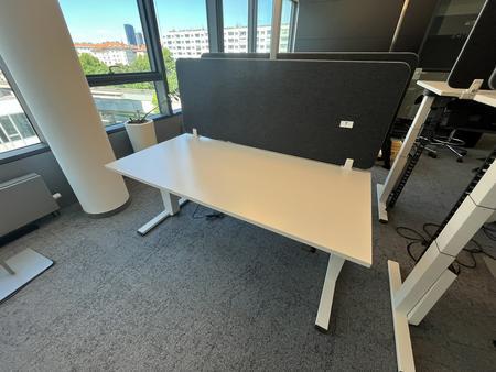 Sitz-,Steh-,Schreibtisch 160x80 cm , Steelcase elektrisch höhenverstellbar ca.65/120cm mit Sichtblende abnehmbar, Baujahr 2021 Sitz-,Steh-,Schreibtisch 160x80 cm , Steelcase elektrisch höhenverstellbar ca.65/120cm mit Sichtblende abnehmbar, Baujahr 2021
