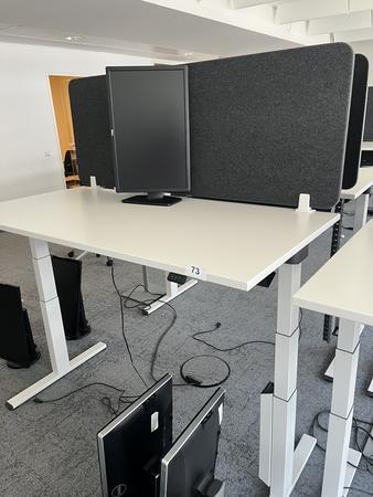 Sitz-,Steh-,Schreibtisch 160x80 cm , Steelcase elektrisch höhenverstellbar ca.65/120cm mit Sichtblende abnehmbar, Baujahr 2021 Sitz-,Steh-,Schreibtisch 160x80 cm , Steelcase elektrisch höhenverstellbar ca.65/120cm mit Sichtblende abnehmbar, Baujahr 2021