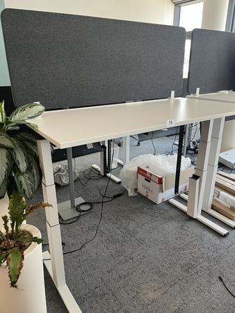 Sitz-,Steh-,Schreibtisch 160x80 cm , Steelcase elektrisch höhenverstellbar ca.65/120cm mit Sichtblende abnehmbar, Baujahr 2021 Sitz-,Steh-,Schreibtisch 160x80 cm , Steelcase elektrisch höhenverstellbar ca.65/120cm mit Sichtblende abnehmbar, Baujahr 2021