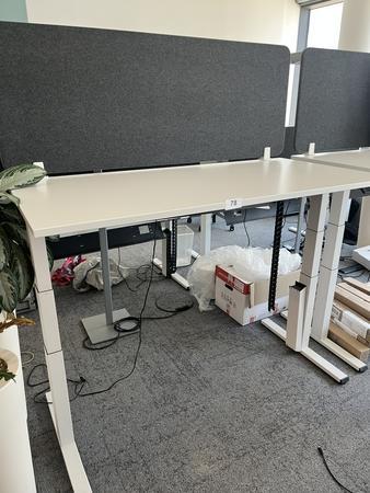 Sitz-,Steh-,Schreibtisch 160x80 cm , Steelcase elektrisch höhenverstellbar ca.65/120cm mit Sichtblende abnehmbar, Baujahr 2021 Sitz-,Steh-,Schreibtisch 160x80 cm , Steelcase elektrisch höhenverstellbar ca.65/120cm mit Sichtblende abnehmbar, Baujahr 2021