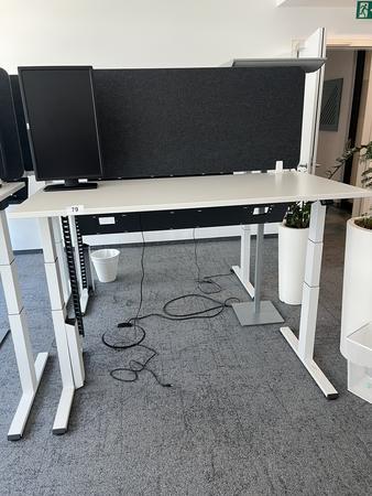 Sitz-,Steh-,Schreibtisch 160x80 cm , Steelcase elektrisch höhenverstellbar ca.65/120cm mit Sichtblende abnehmbar, Baujahr 2021 Sitz-,Steh-,Schreibtisch 160x80 cm , Steelcase elektrisch höhenverstellbar ca.65/120cm mit Sichtblende abnehmbar, Baujahr 2021