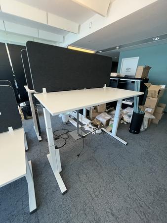 Sitz-,Steh-,Schreibtisch 160x80 cm , Steelcase elektrisch höhenverstellbar ca.65/120cm mit Sichtblende abnehmbar, Baujahr 2021 Sitz-,Steh-,Schreibtisch 160x80 cm , Steelcase elektrisch höhenverstellbar ca.65/120cm mit Sichtblende abnehmbar, Baujahr 2021