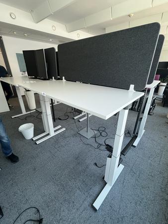 Sitz-,Steh-,Schreibtisch 160x80 cm , Steelcase elektrisch höhenverstellbar ca.65/120cm mit Sichtblende abnehmbar, Baujahr 2021 Sitz-,Steh-,Schreibtisch 160x80 cm , Steelcase elektrisch höhenverstellbar ca.65/120cm mit Sichtblende abnehmbar, Baujahr 2021