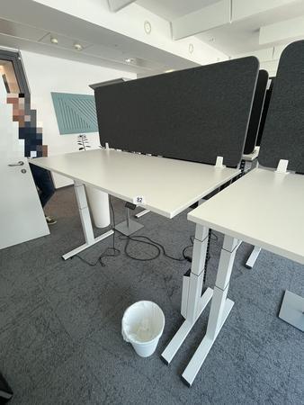 Sitz-,Steh-,Schreibtisch 160x80 cm , Steelcase elektrisch höhenverstellbar ca.65/120cm mit Sichtblende abnehmbar, Baujahr 2021 Sitz-,Steh-,Schreibtisch 160x80 cm , Steelcase elektrisch höhenverstellbar ca.65/120cm mit Sichtblende abnehmbar, Baujahr 2021