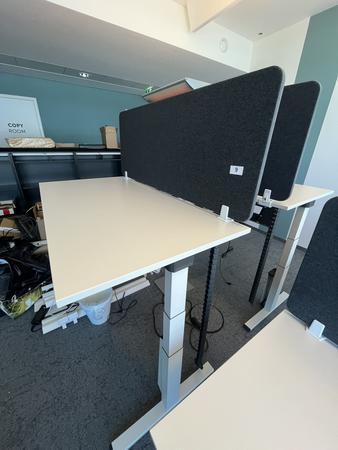 Sitz-,Steh-,Schreibtisch 160x80 cm , Steelcase elektrisch höhenverstellbar ca.65/120cm mit Sichtblende abnehmbar, Baujahr 2021 Sitz-,Steh-,Schreibtisch 160x80 cm , Steelcase elektrisch höhenverstellbar ca.65/120cm mit Sichtblende abnehmbar, Baujahr 2021