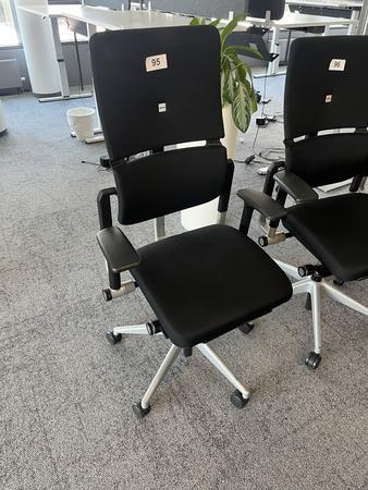 Steelcase Bürodrehstuhl anthrazit mit Armlehne höhenverstellbar Steelcase Bürodrehstuhl anthrazit mit Armlehne höhenverstellbar