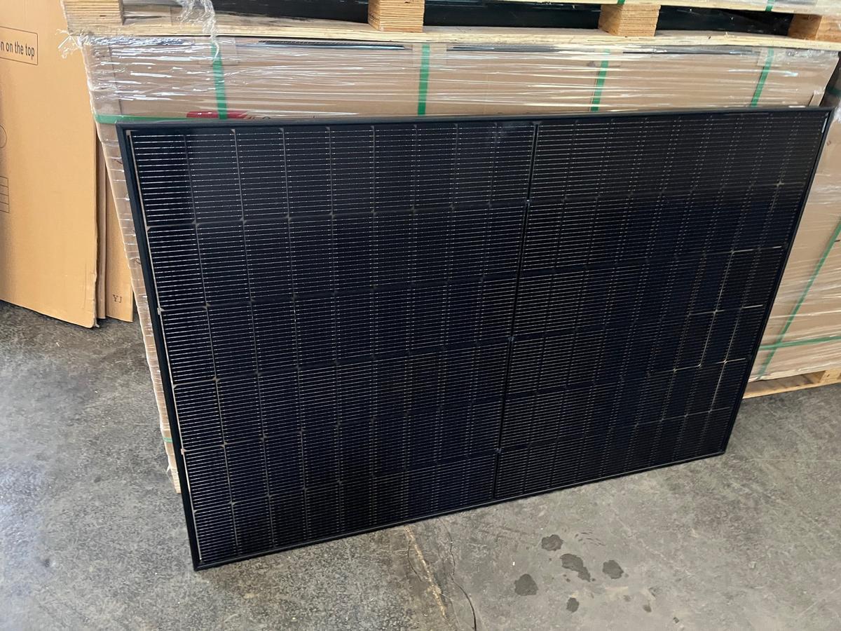 11 Stk. Solar Paneele, Typ Suntech 435W, ca. 5 kW (4.785 kW)