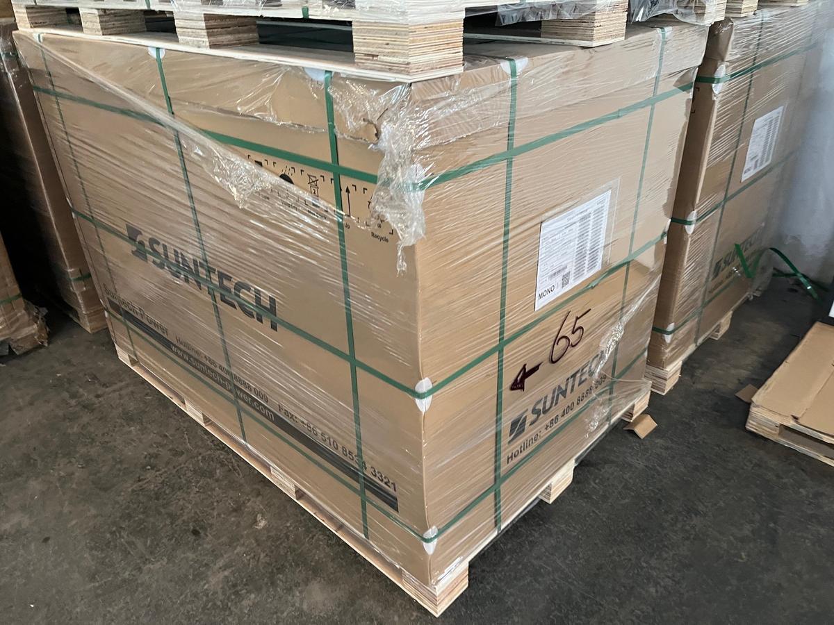 36 Stk. Solar Paneele, Typ Suntech 435W, ca. 15 kW (15.66 kW)