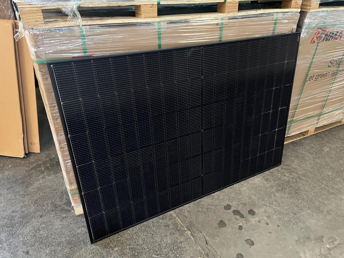 11 Stk. Solar Paneele, Typ Suntech 435W, ca. 5 kW (4.785 kW)