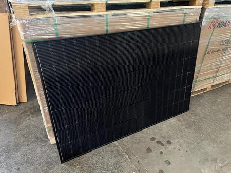 22 Stk. Solar Paneele, Typ Suntech 435W, ca. 10 kW (9.57 kW) 22 Stk. Solar Paneele, Typ Suntech 435W, ca. 10 kW (9.57 kW)