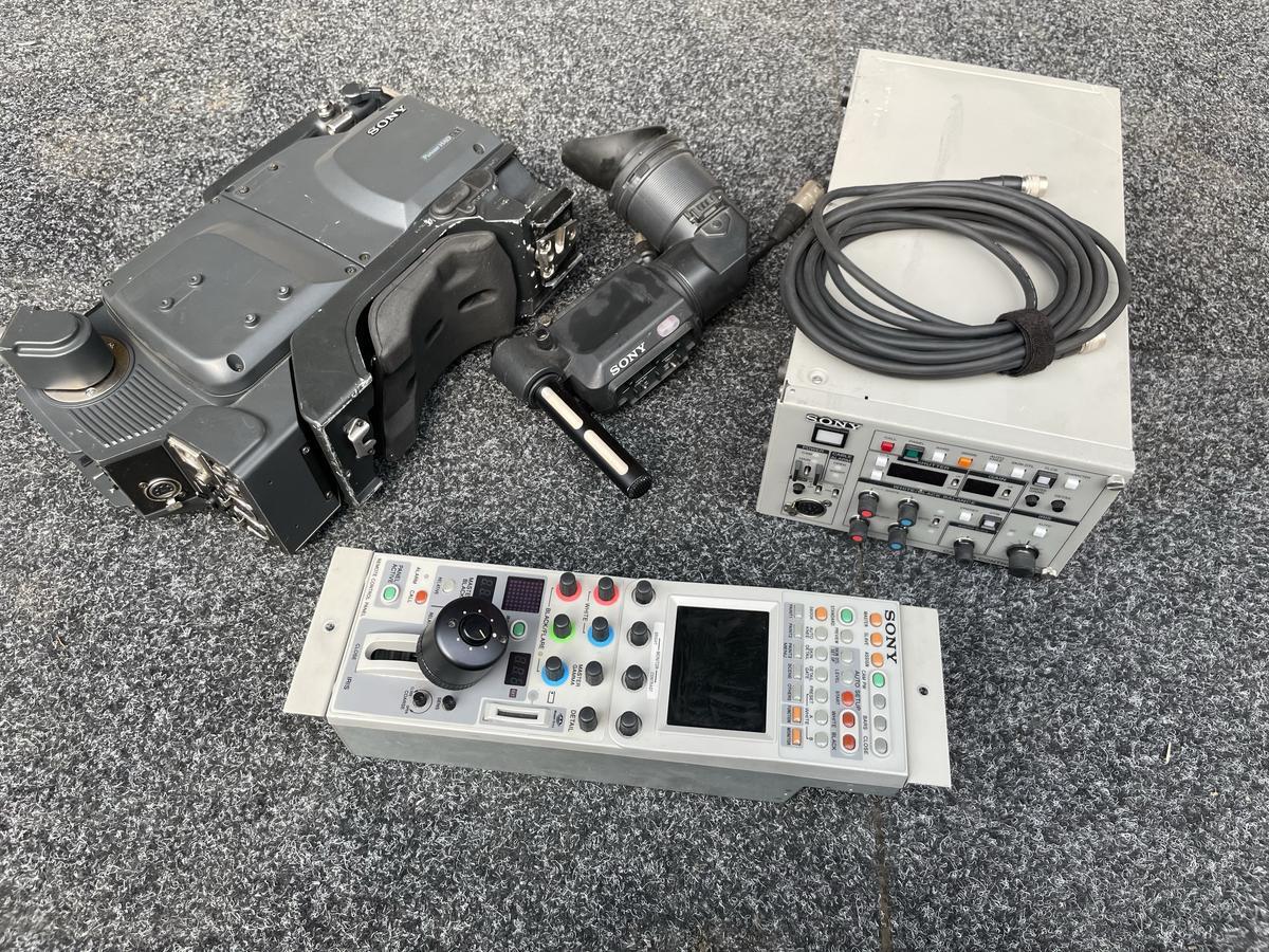 Sony DXC-D55P Kamera + Triax Adapter + Sportsucher + CCU + RCP