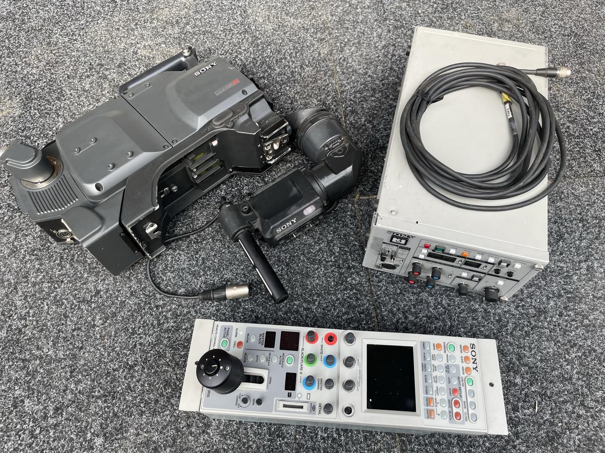 Sony DXC-D55P Kamera + Triax Adapter + Sportsucher + CCU + RCP