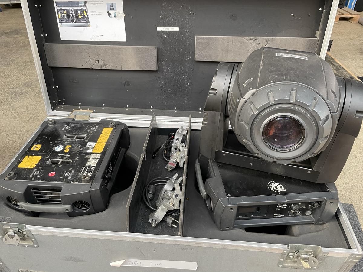 2x Martin MAC700 spot incl. 1 case
