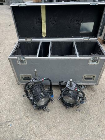 2 x Arri 1kW pole opoerated 2 x Arri 1kW pole opoerated