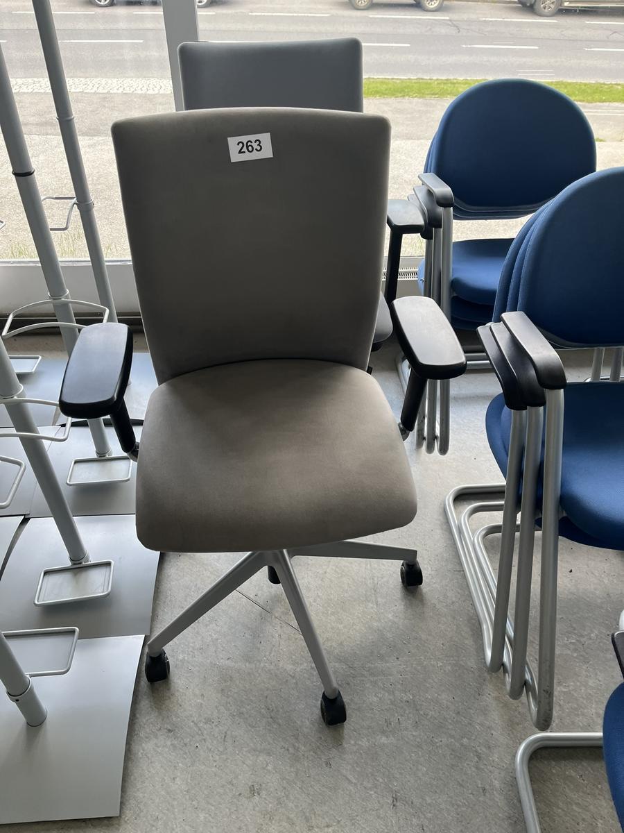 2 Stück Bürodrehstühle mit Armlehne