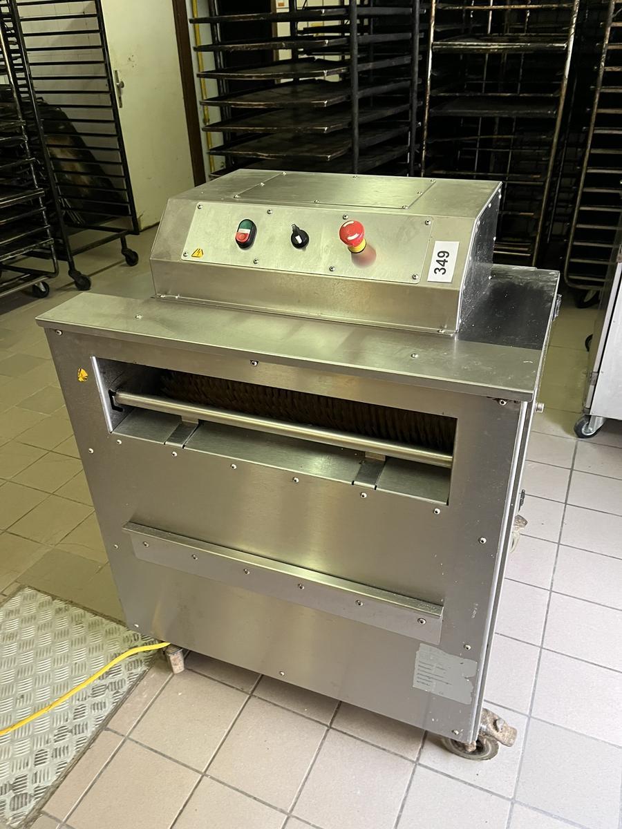 Tassold Allrounder Blechputzmaschine 2/3 Rand sowie Baguettbleche, 230V, 950/770/820 mm?d=2025-05-23 10:58:24