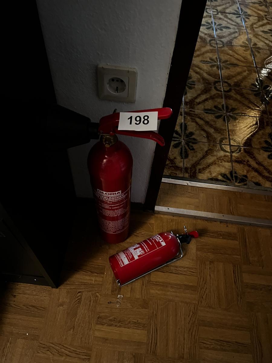 2 Feuerlöscher?d=2025-06-04 17:19:49
