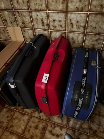 3 Reisekoffer + 1 Aktenkoffer 3 Reisekoffer + 1 Aktenkoffer