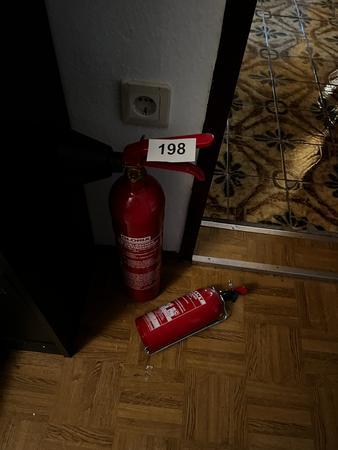 2 Feuerlöscher 2 Feuerlöscher