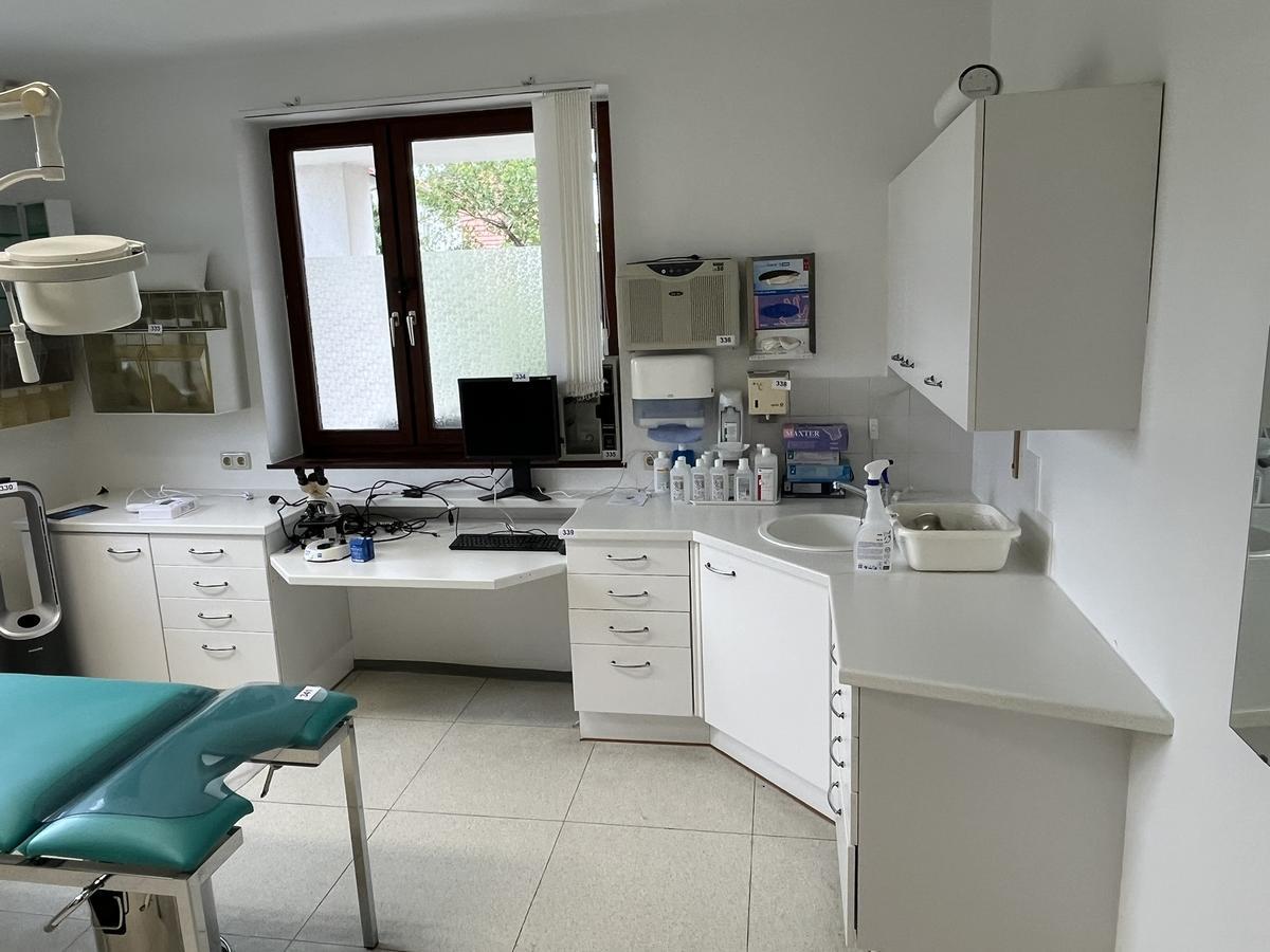 Medizinischer Ambulanzverbau 380 x 175 cm mit Hängeschränken