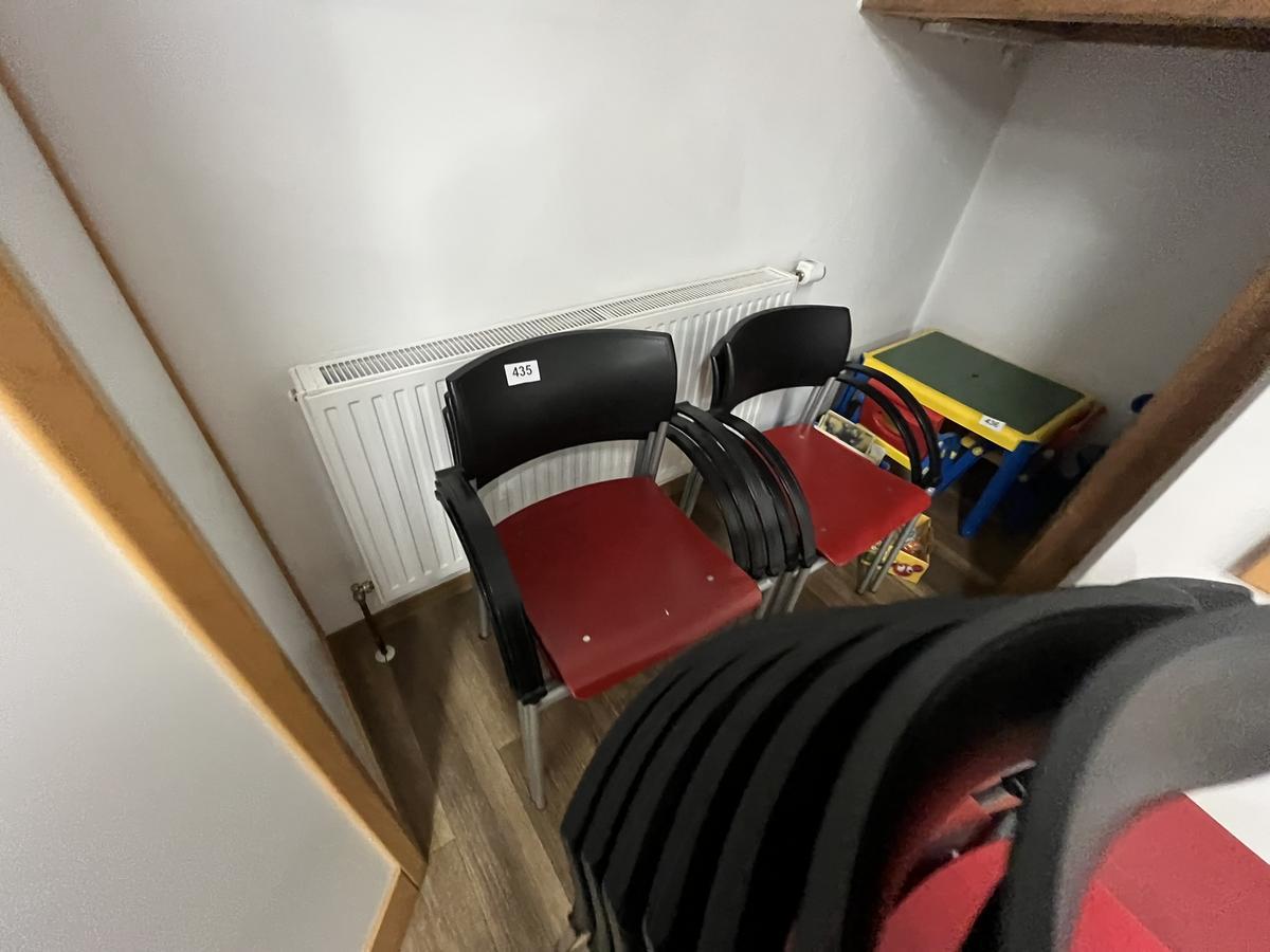 5 Stapelstühle mit Armlehne